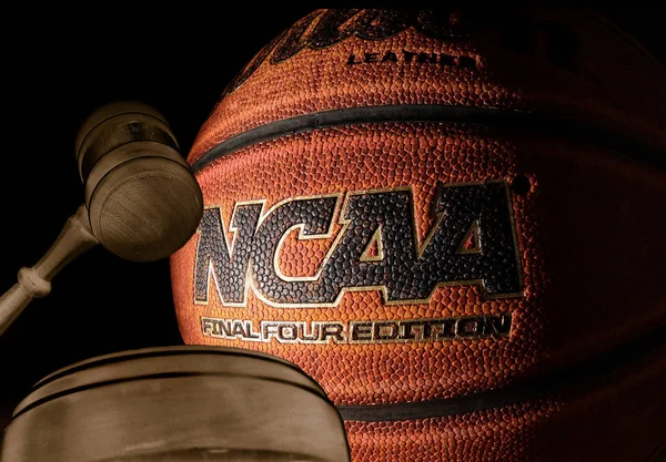 RALEIGH, NC / USA - 13-12-2018: Uma bola de basquete da NCAA com martelo da corte — Fotografia de Stock