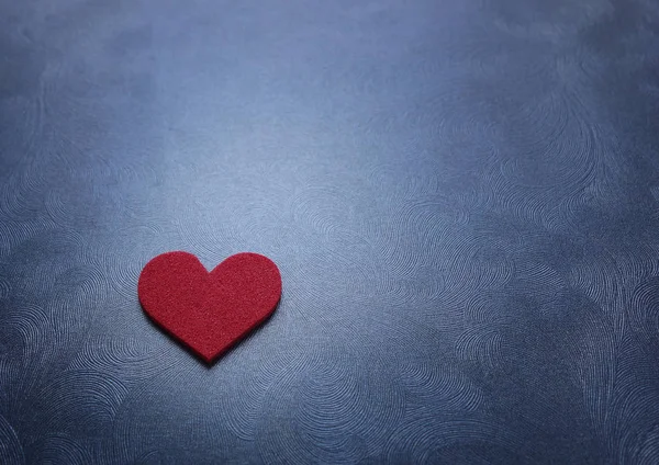 Corazón rojo sobre fondo azul — Foto de Stock