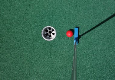 Mini golf sahasında topu koyarak
