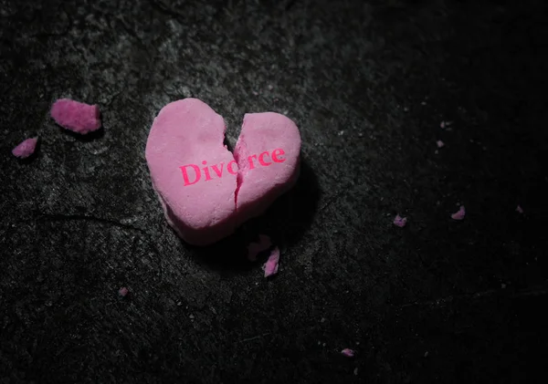 Knust, rosa skilsmissehjerte – stockfoto