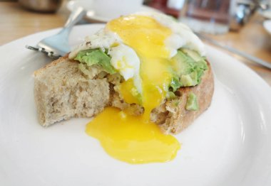 Yumurta ile avokado tost