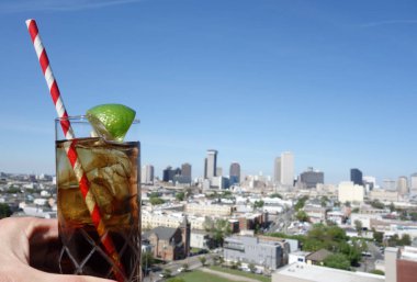 Bir içki ve New Orleans manzarası