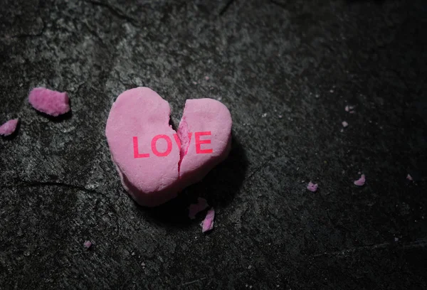 Corazón de amor rosa roto — Foto de Stock