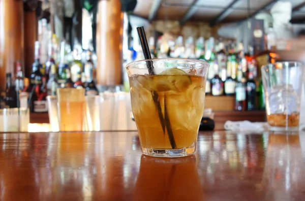 NEW ORLEANS, LA / USA -17-03-2019: Un cóctel Sazerac en el bar de — Foto de Stock