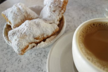 New Orleans Beignets ve hindiba kahve