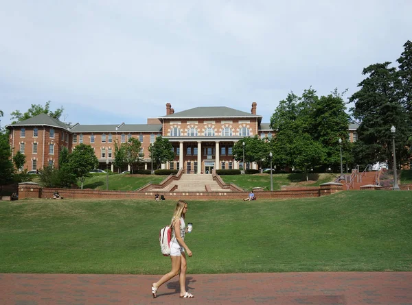 RALEIGH, NC / USA - 25-04-2019 : Une étudiante marche sur le campus de — Photo