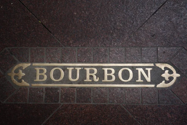 Cartel de Bourbon Street incrustado en la acera del famoso Stree —  Fotos de Stock