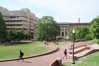 Raleigh,Nc/Usa - 4-25-2019: No kampüsünde yürüyen öğrenciler