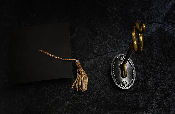 Золотой ключ и колпачок — стоковое фото
