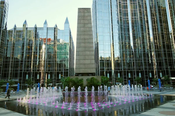 PITTSBURGH, PA / USA - 7-31-2017: La fontana di PPG Place in discesa — Foto Stock