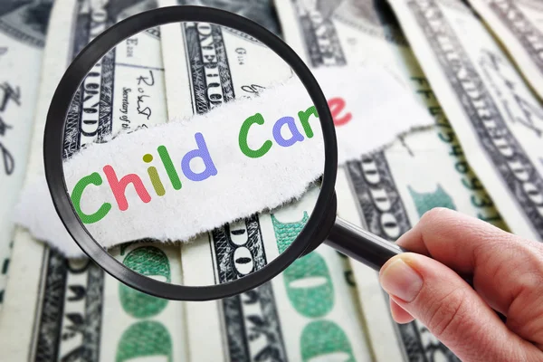 Het vinden van betaalbare kinderopvang — Stockfoto