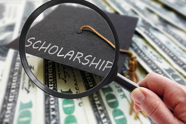 Scholarship cap magnified — Stock Photo, Image