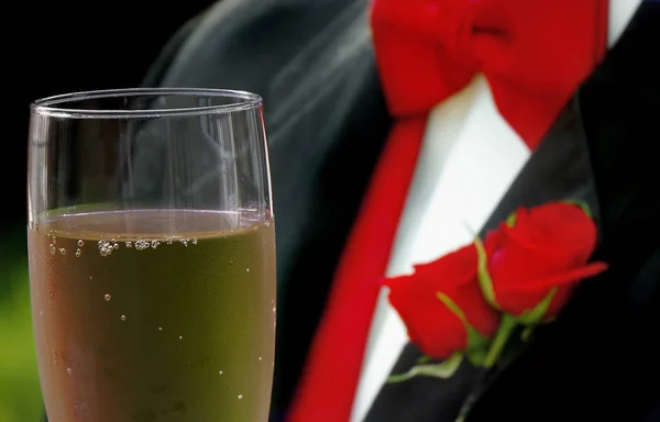 Düğün şampanyası ile damat — Stok fotoğraf