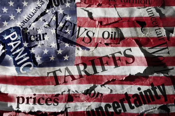 Тарифы и флаг США — стоковое фото