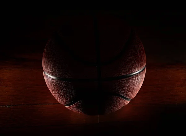 Basketbal v tělocvičně — Stock fotografie