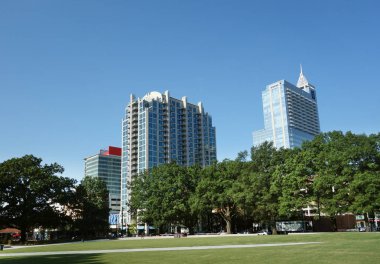 Raleigh şehir merkezindeki Moore Meydanı