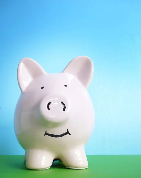 파란색 복사 공간에 미소 돼지 저금통 — 스톡 사진