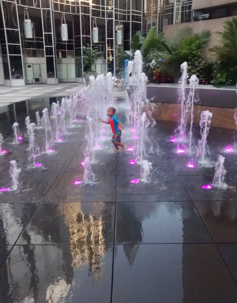 Pittsburgh, PA/USA-7-31-2017: gyermek játszik a splash pad f — Stock Fotó