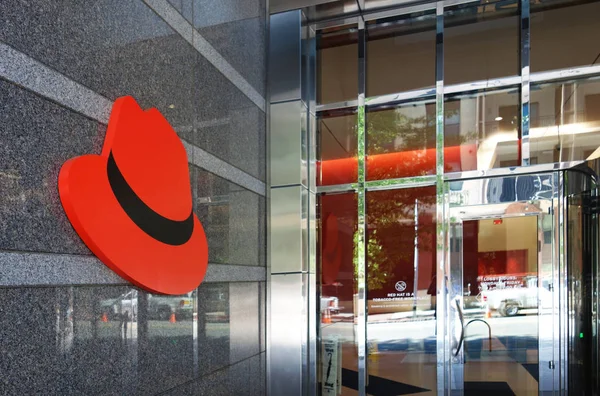 RALEIGH, NC / USA - 8-17-2019: The Red Hat corporate headquarters en — Fotografia de Stock