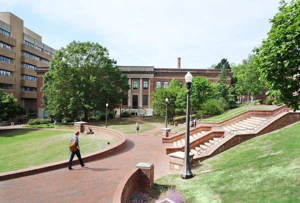 RALEIGH, NC / USA - 25-04-2019 : Des étudiants marchent sur le campus de No — Photo