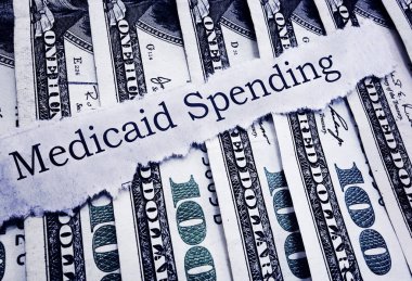Medicaid 100 dolarlık banknotlara gazete manşeti atıyor.