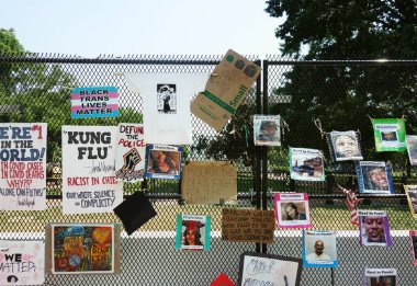 WASHINGTON DC / USA - 7-6-2020: Siyah Canlı Madde protesto işaretleri Lafayette Meydanı Parkı 'nın dışındaki bir çitte