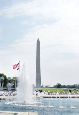 Washington DC 'deki ulusal alışveriş merkezinin arka planında Washington Anıtı olan 2. Dünya Savaşı Anıtı