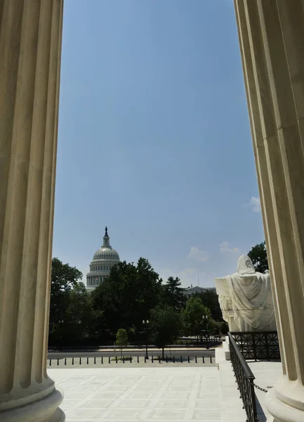 View Capitol Dome United States Supreme Court Building Columns Foreground — Stock Photo, Image