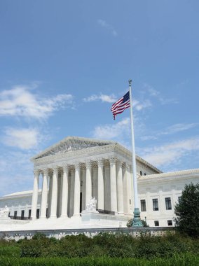 Washington 'daki Amerikan Yüksek Mahkemesi binasında Amerikan bayrağı dalgalanıyor. 