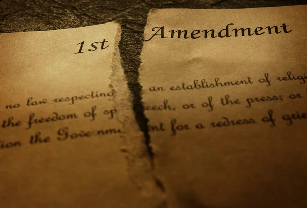 Den Första Ändringen Den Amerikanska Konstitutionen Delad Två Delar Begreppet — Stockfoto