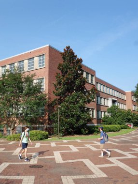 RALEIGH, NC / USA - 8-10-2020: Coronavirus salgını sırasında sonbahar dönemi derslerine döndükten sonra Raleigh, NC Devlet Üniversitesi 'nde maskeli öğrenciler kampüste yürüyor