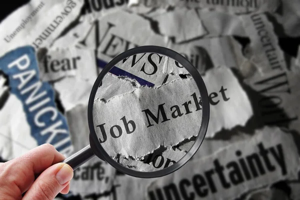 Persoon Met Vergrootglas Kijkt Naar Nieuws Arbeidsmarkt Krantenkoppen Met Economie — Stockfoto