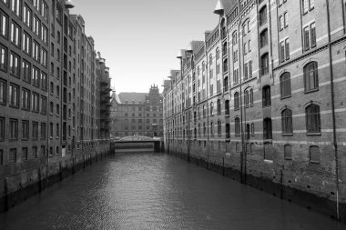 Hamburg Almanya 'sında Speicherstadt ya da depo bölgesinde bir kanal.                               