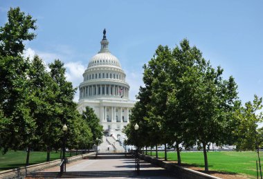 Washington DC 'deki Birleşik Devletler Kongre Binası ve yürüyüş yolu manzarası