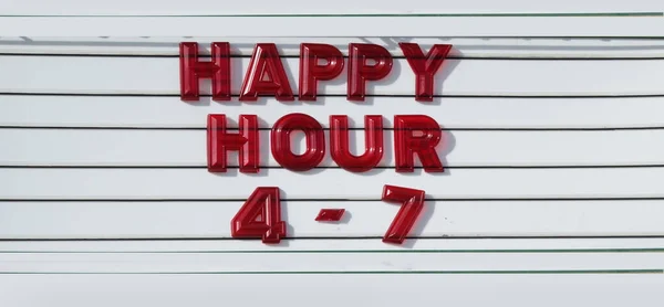 Happy Hour Deletreado Letras Rojas Signo Vintage Bar — Foto de Stock