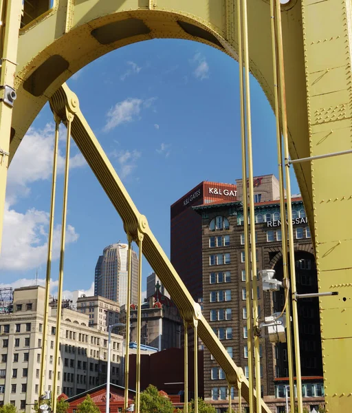 Pittsburgh şehir merkezi siluetinin 7-31-2017 numaralı köprü manzarası