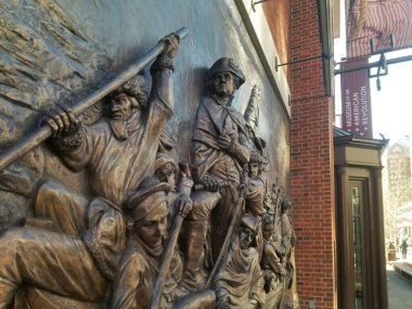 Philadelphia, PA - ABD - 2-16-2024: Amerikan Devrimi Müzesi 'nde bronz heykel, Emanuel Leutze' nin Delaware 'i Geçen Washington tablosunu tasvir ediyor