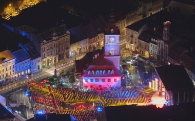 Brasov, Romanya - 1 Eylül 2018: Twilight hava görünümünü Romanya Brasov Konseyi Meydanı şehirde onun 50 yıldönümü Golden Stag (Cerbul de Aur) Uluslararası Festivali.
