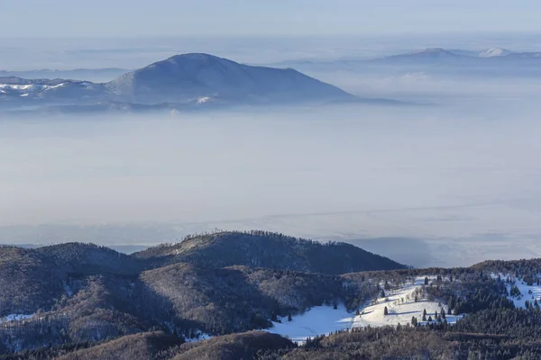 Winterliche Berglandschaft Mit Verschneiten Nebeltälern Morgen Blick Vom Postavaru Gipfel — Stockfoto