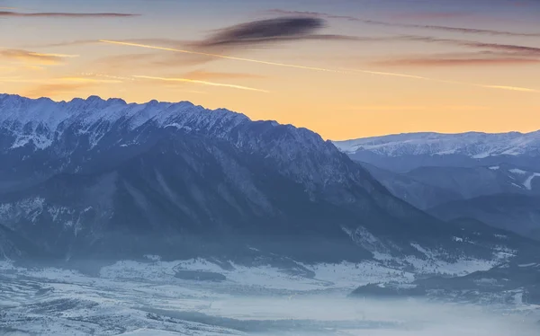 Idyllische Winterlandschaft Mit Schneebedecktem Piatra Craiului Gebirge Und Nebligen Tälern — Stockfoto