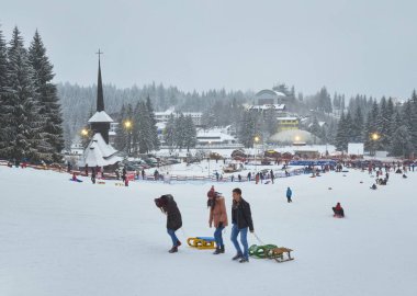 Poiana Brasov, Romanya - 26 Aralık 2018: İnsanların kalabalıklar Kayak, kızak veya snowboard Slayt aşağıya zevk için kış tatilinde Poiana Brasov tatil köyüne gel.