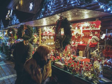 Brasov, Romanya - 2 Aralık 2018: Turist Konseyi meydanda adil Noel gelip geleneksel Hatıra Eşyası, tatlılar ve ev yapımı ürünler her türlü almaya dekore edilmiş standları ziyaret.