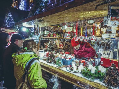Brasov, Romanya - 2 Aralık 2018: Pazarlamacı satan müşteriler için her türlü geleneksel ev yapımı süslemeleri onun standında Konseyi Meydanı içinde belgili tanımlık Noel çarşı sırasında gösterilen.