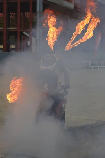 プロのバイク ライダー ジェネラルマネ ゾルタンのルーマニア チューニング ショー Romexpo エキシビション センターで開催の間に火の炎で燃え尽き症候群スタントを実行ブカレスト ルーマニア — ストック写真