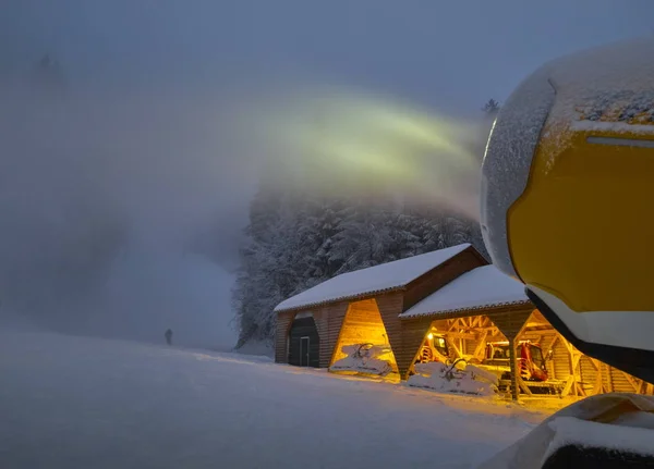 Primer Plano Una Máquina Para Hacer Nieve Una Pista Esquí —  Fotos de Stock