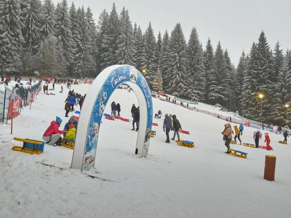 Poiana Brasov Romanya Aralık 2018 Nsanların Kalabalıklar Kayak Kızak Veya — Stok fotoğraf