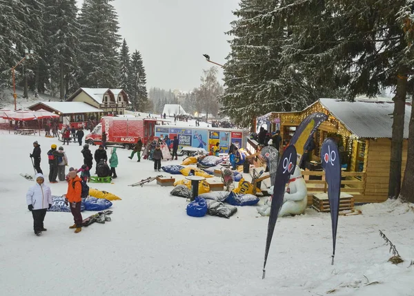 Poiana Brasov Romanya Aralık 2018 Nsanların Kalabalıklar Kayak Kızak Veya — Stok fotoğraf