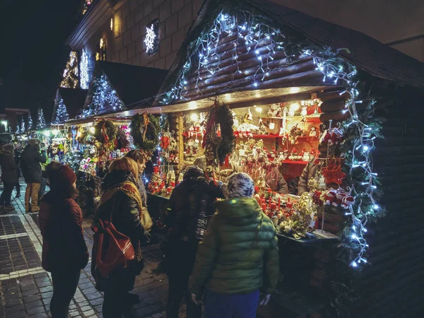 Brasov Romania December 2018 Tourists Come Christmas Fair Council Square — Stock Photo, Image