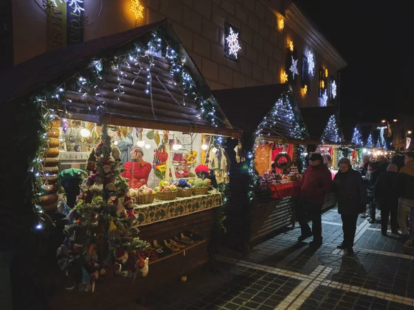 Brasov Romania December 2018 Tourists Come Christmas Fair Council Square — Stock Photo, Image