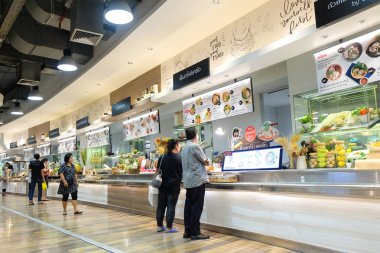 Bangkok, Tayland - 12 Mayıs 2018: İnsanlar perakende gıda (şehriye, pirinç, yumurta ve çorba) Merkezi Rama II gıda mahkemede satın alıyor.
